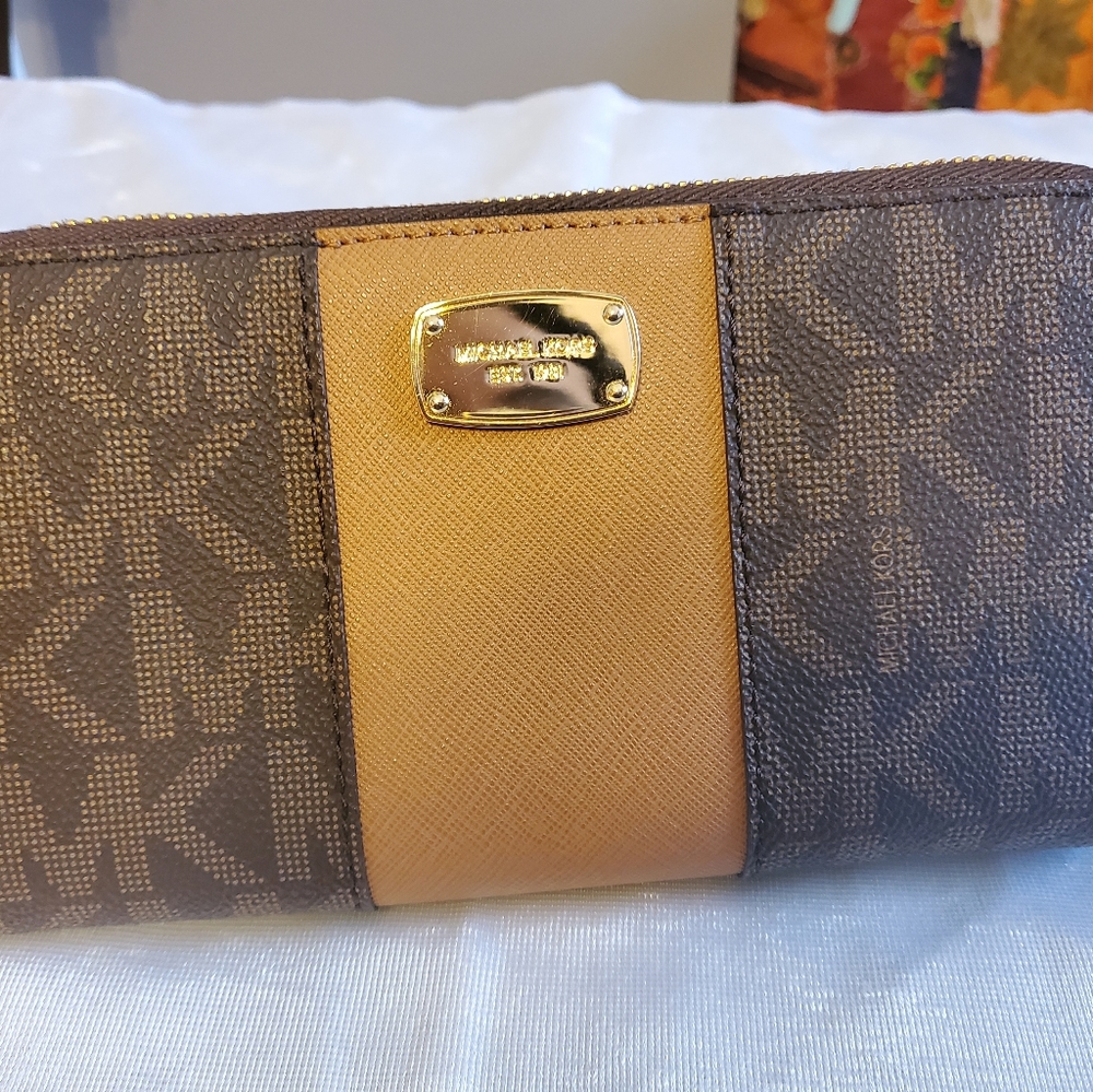 Michael Kors zipper wallet